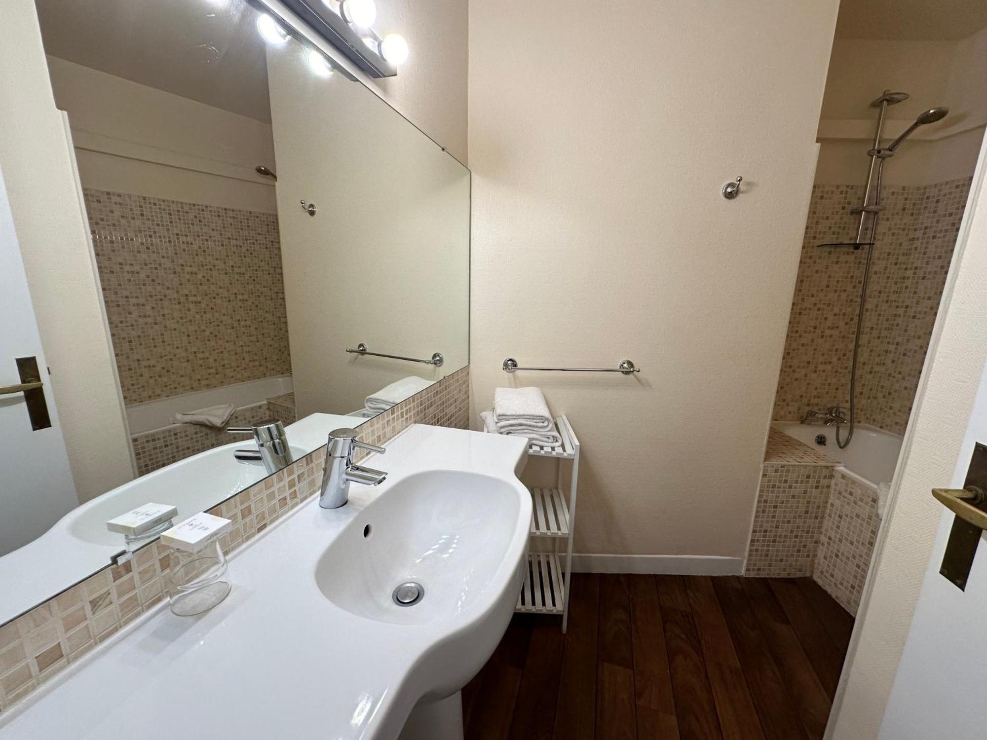 The Originals City, Hotel Napoleon, La Roche-Sur-Yon Bagian luar foto